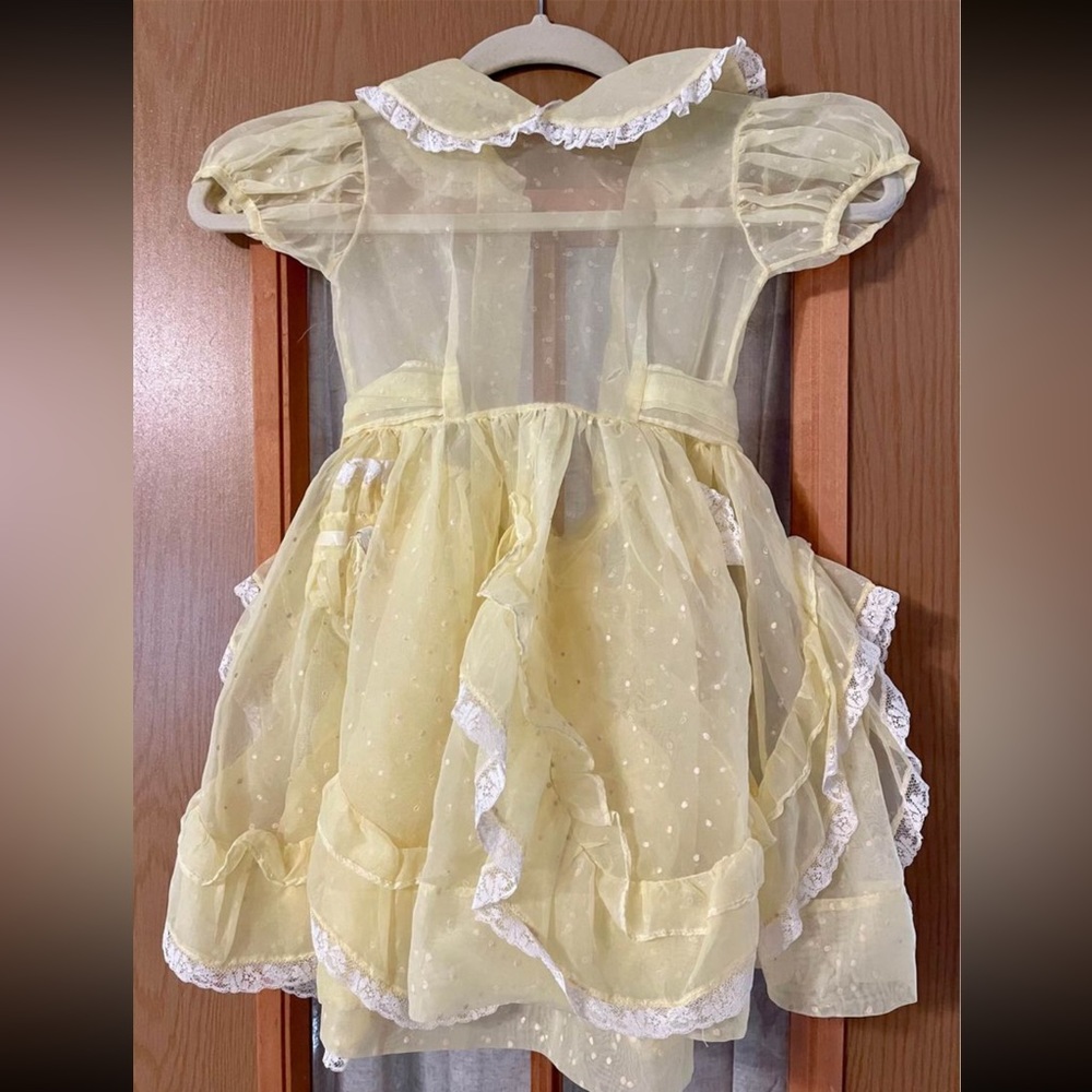 Vintage 1950’s dress approximate size 2t. Excellent condition!